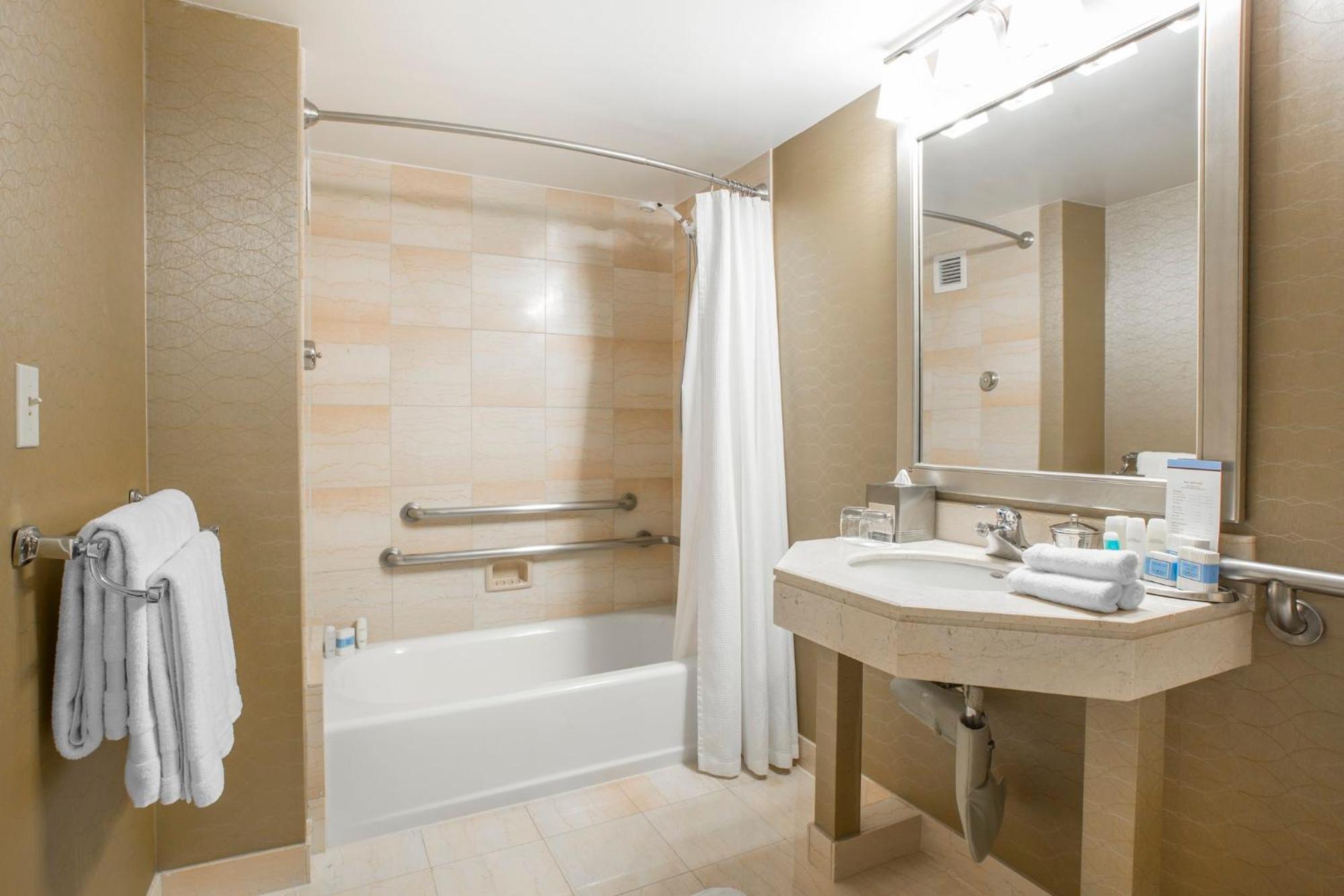 Chambre Club Accessible aux Personnes à Mobilité Réduite - 1 Lit King-Size