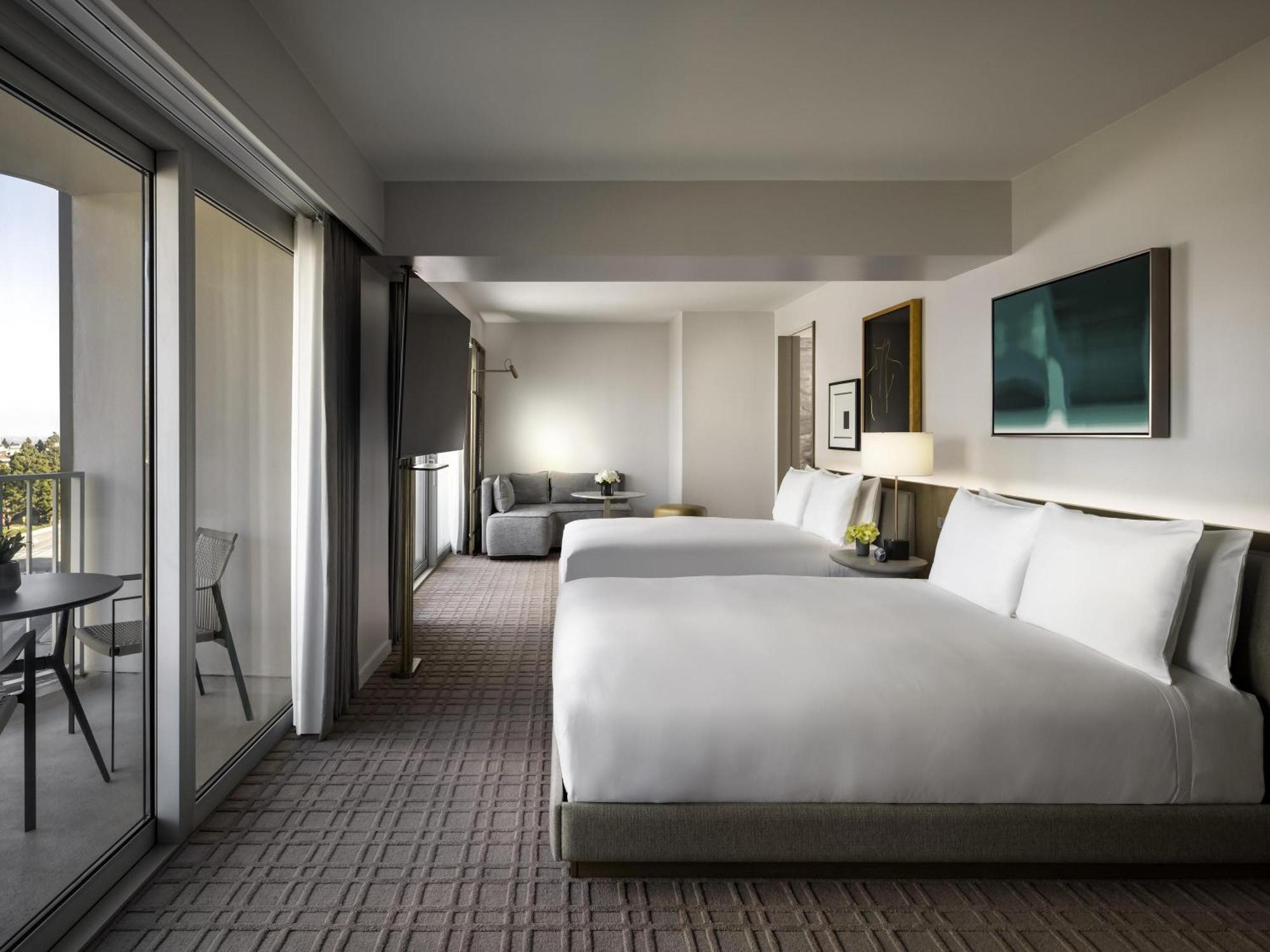 Chambre 2 Lits Queen-Size Fairmont Gold avec Douche Accessible en Fauteuil Roulant - Adaptée aux Personnes à Mobilité Réduite/Malentendantes